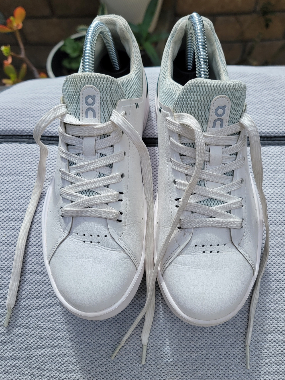 On Running "The Roger Advantage" Sneakers in a Green and White Size 7